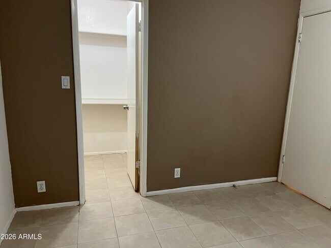 Building Photo - 501 W Yukon Dr