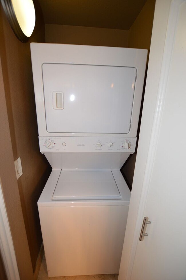 Building Photo - Meridian Fully Furnished Condo with Pool view.