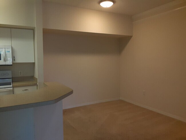 Building Photo - Annual unfurnished 2/2 condo in luxury development near Legacy Trail and Siesta Key.