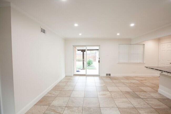 Building Photo - 10140 Shadyview Dr