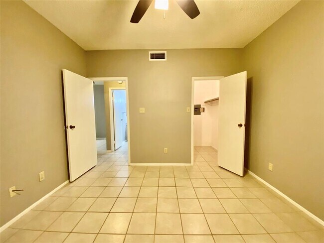 Building Photo - 10049 Westpark Dr