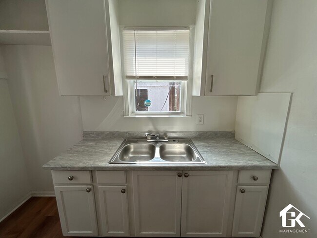 Building Photo - 3 Bed 1 Bath Eastside Home Available - Near St John Moross!