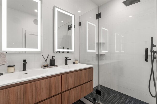 Building Photo - 75 W Broadway