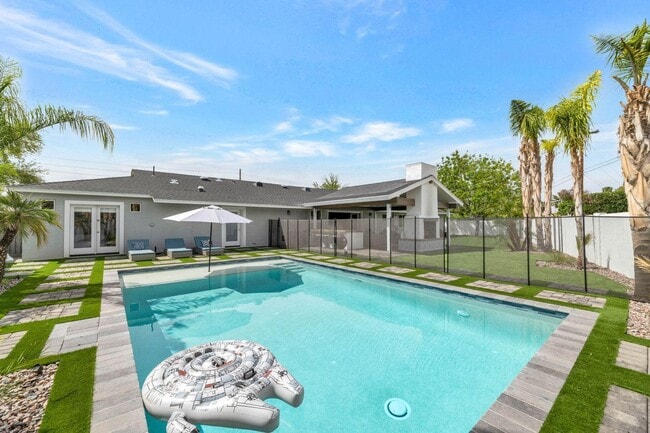 Building Photo - 6202 E Calle Redonda