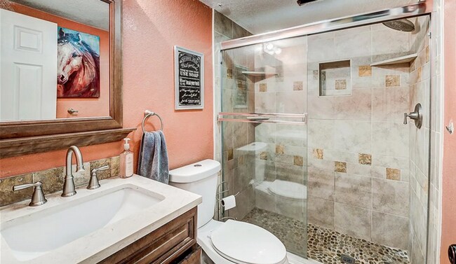 Building Photo - Huge room in a large shared home, private bathroom, great neighborhood, friendly roommates!