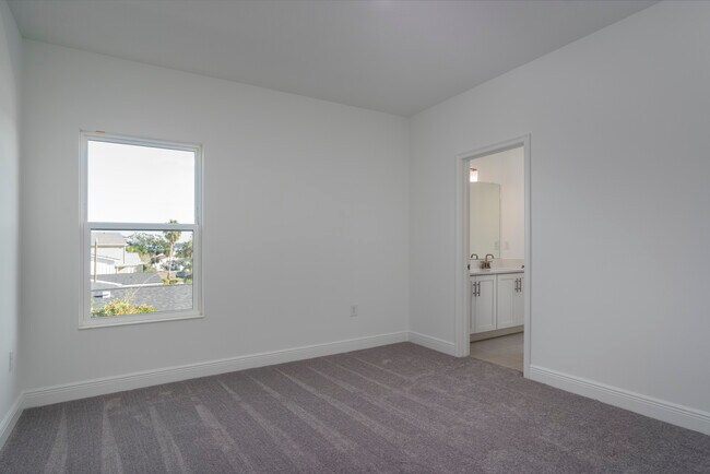 Building Photo - 318 Rafael Blvd NE