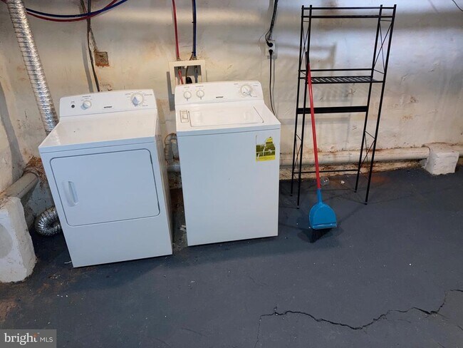 Building Photo - 5207 Hazel Ave