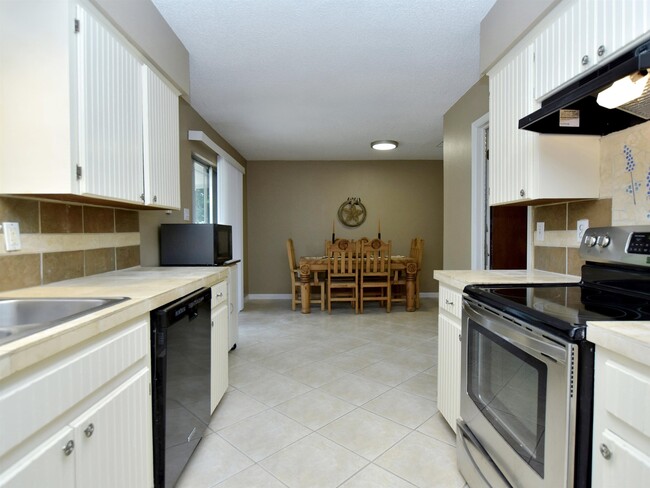 Building Photo - 1301 Post Oak Cir