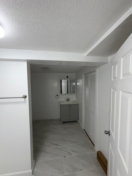Building Photo - 209 South Dr
