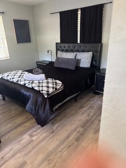 Building Photo - 420 SE 9th Ct