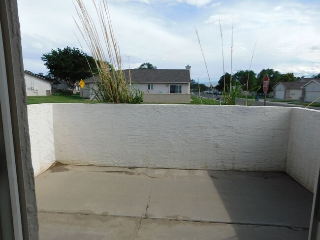 Building Photo - Spacious in Shadowbrook Sub-division