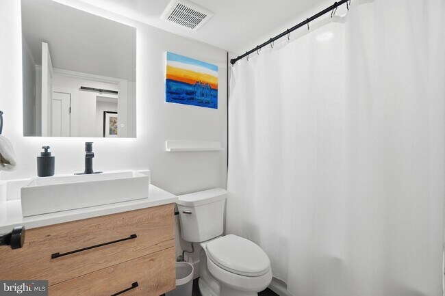 Building Photo - 616 Quebec Place NW