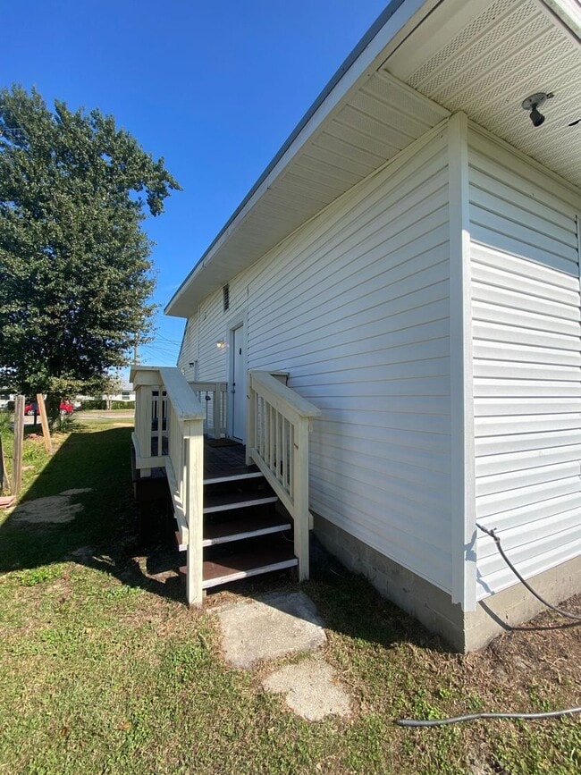 Building Photo - Charming 3Bed/2Ba Duplex Unit Conveniently...