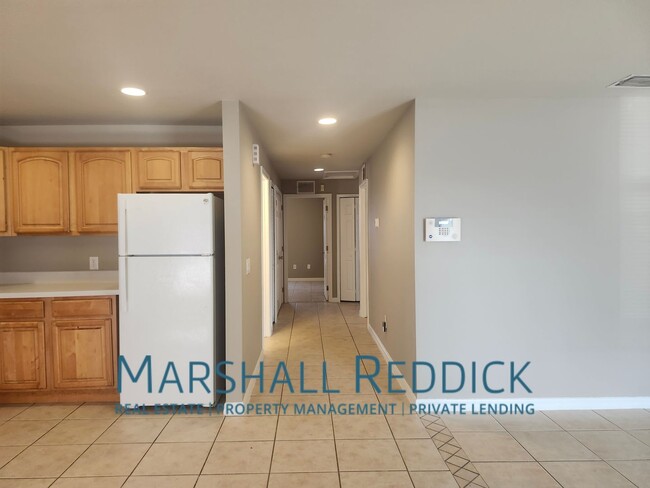 Building Photo - 3 bedroom 2 bath
