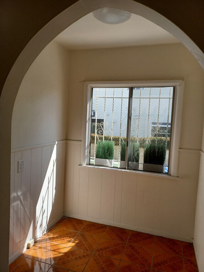 Breakfast nook - 641 N Harper Ave