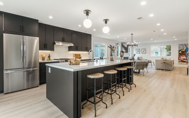 Building Photo - 3840 Somerset Dr