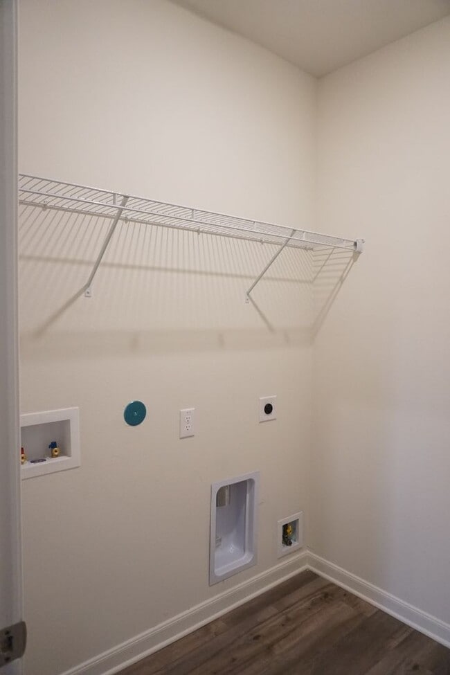 Building Photo - Modern 4 Bedroom Home in Windmill Farms with Community Pools and Trails