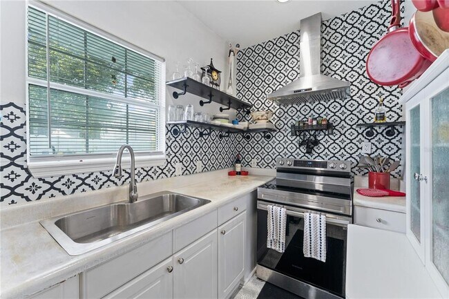 Building Photo - 914 8th St N