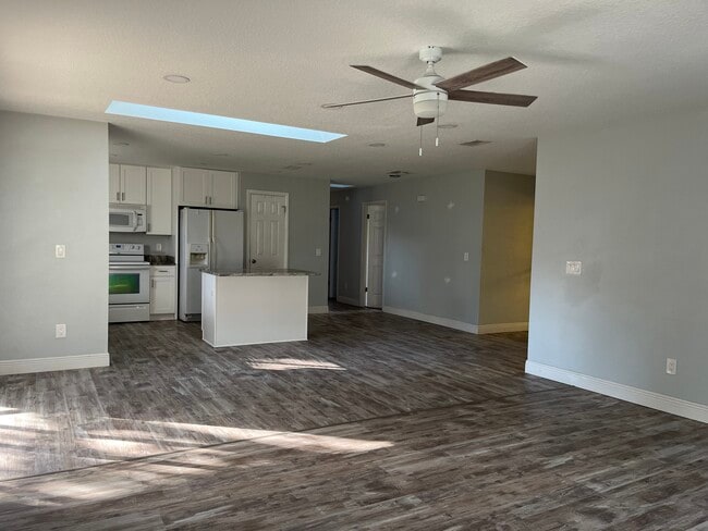 Building Photo - 325 Redwing Way