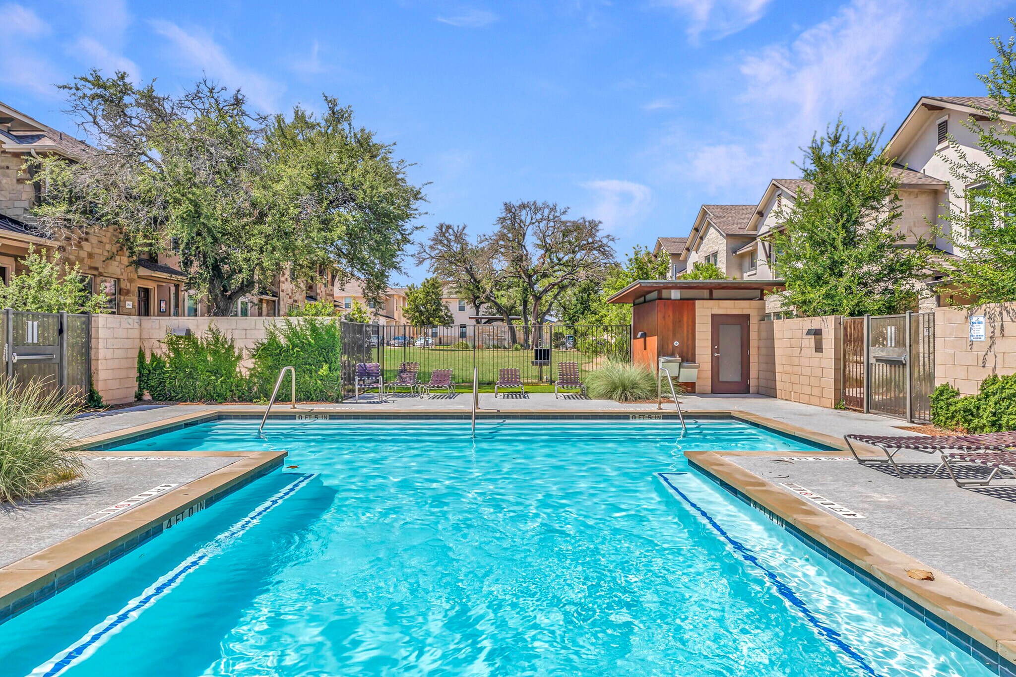 Building Photo - 13800 Lyndhurst St