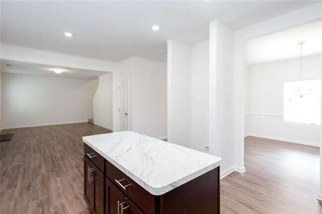 Building Photo - 590 River Run Dr