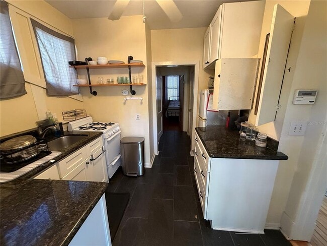 Building Photo - 824 E University Ave