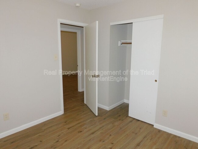 Building Photo - 4921 Chaucer Dr