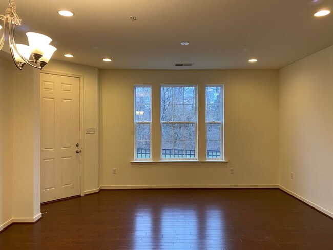 Building Photo - Stunning 3 Bedroom Townhouse in Gaithersburg!