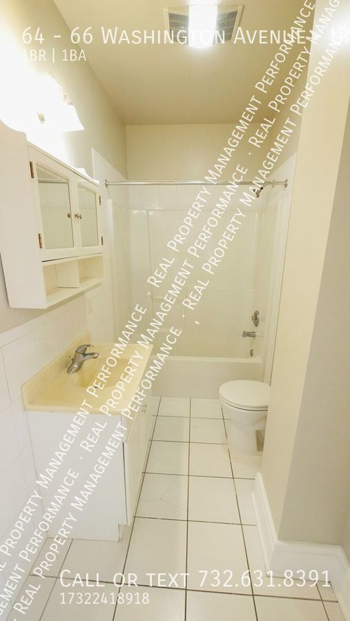 Building Photo - Very Large 1 Bedroom 1 Bath 1st floor apar...