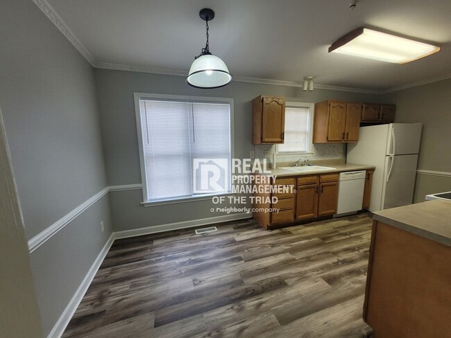 Building Photo - Newly Renovated Now Ready! One level 3BR/2...