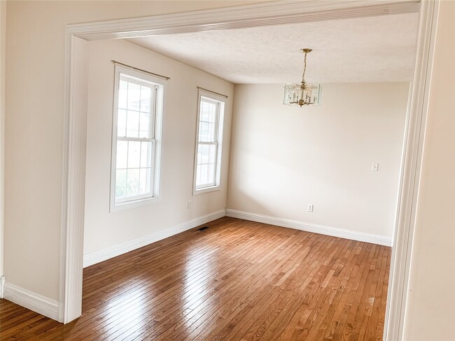 Building Photo - 545 Genrose Dr
