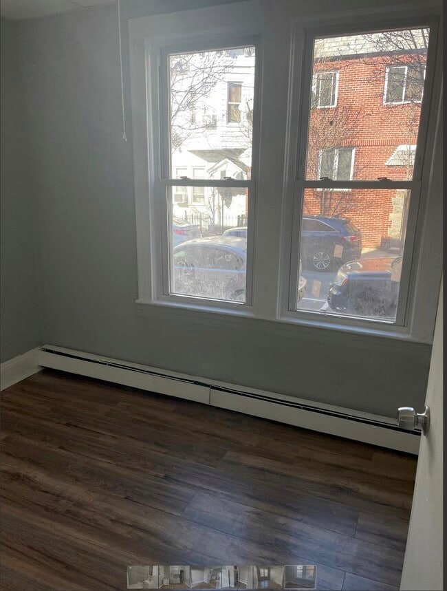 Building Photo - 541 27th St