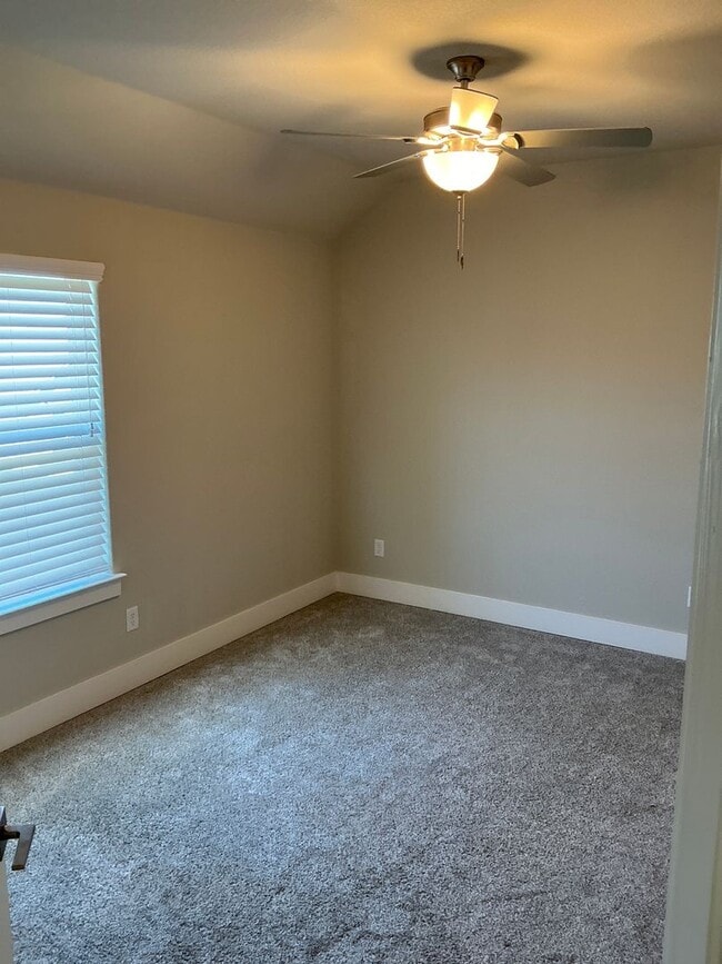 Building Photo - 4/2/2 GODLEY ISD - Two Story Home - Fireplace