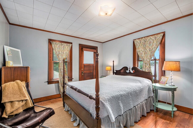 Building Photo - 932 Garfield Ave NW