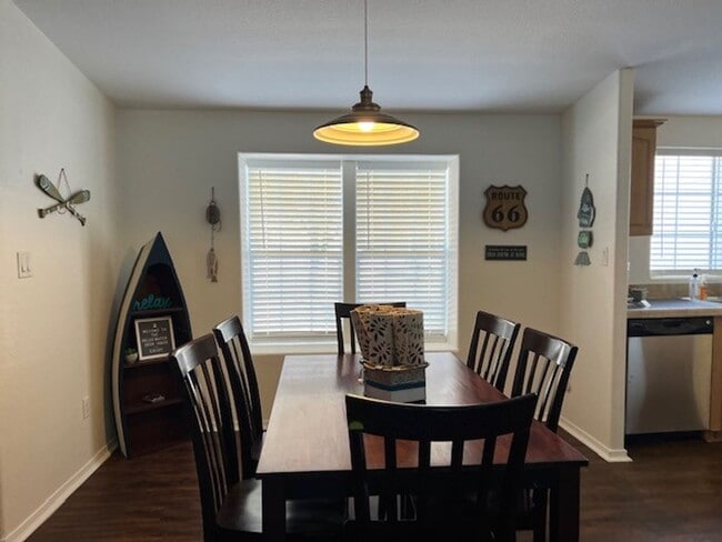 Building Photo - Fully furnished 3 BR Home Includes Utiliti...