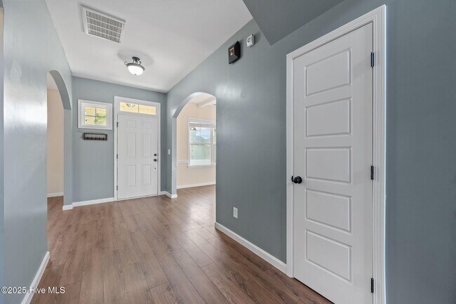 Building Photo - 711 Tuscarora Dr