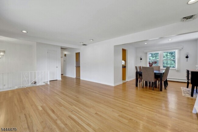 Building Photo - 11 Rande Dr