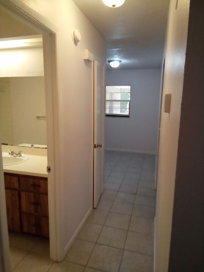 Building Photo - Spacious Duplex Home in Lakeland, FL