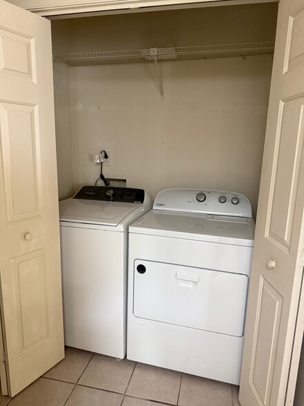 Washer & dryer - 4614 Islander Ct