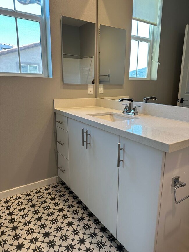 Building Photo - 2 Bed/2.5 Bath, South Temecula Townhome