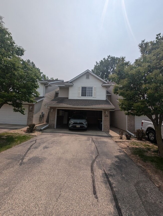 Building Photo - Updated 3BR Townhome in Eagan – Close to S...