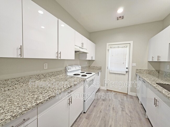 Building Photo - 1121 Sixshooter Ave