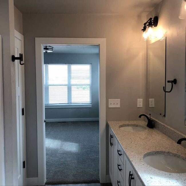 Building Photo - 449/451 Longwood Lane - 451