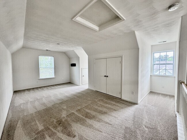 Building Photo - 5 Bedroom Ready NOW! Pet Friendly, Community Pool, Clubhouse, Fitness Center, Kayak Launch, Playg...