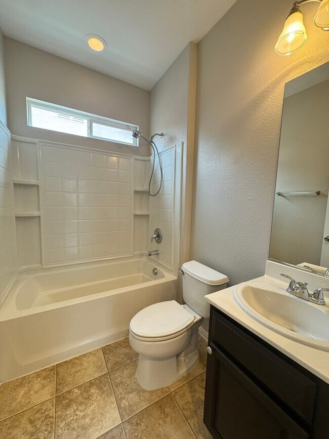 Building Photo - Adorable 3-Bed, 3-Bath Home in Gated Commu...