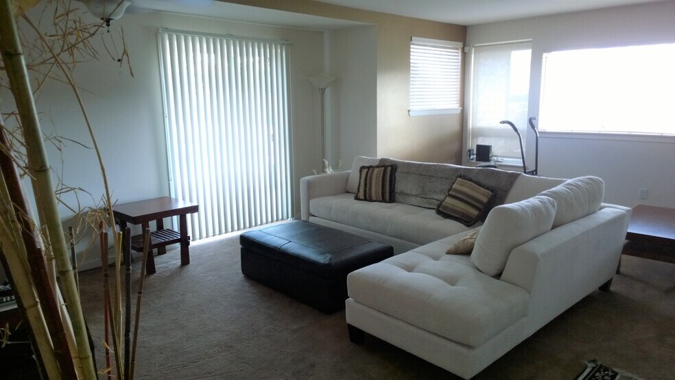 Living Room - 15340 Macadam Rd S