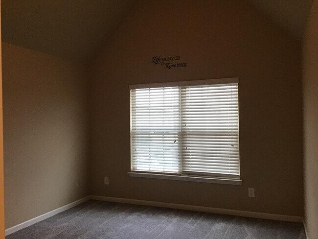 Building Photo - 2793 Huntcliffe Dr