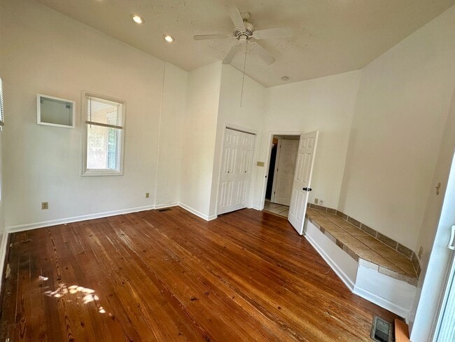 Building Photo - 3 BED | 2 BATH | GATED BACKYARD | THOMAS S...