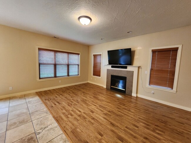 Building Photo - ELF PRICED! 3 bd. 2.5 bath Luxury Townhome!