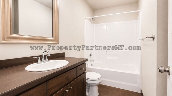 Building Photo - *** Modern *** 3 Bed 2.5 Bath Townhouse